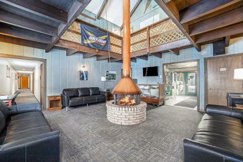Snow Chasers Lodge - Room 15