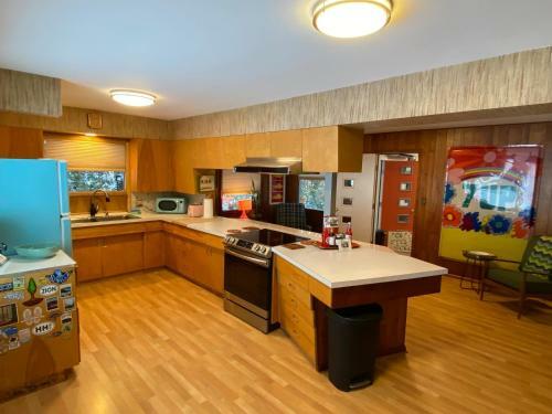 Retro Home On Lake Michigan-- Private Beach Access