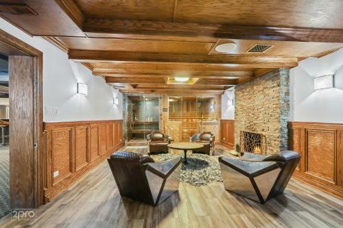 Villa Modern Lakefront Property With Private Beach