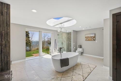 Villa Modern Lakefront Property With Private Beach