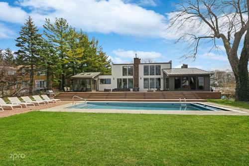 Villa Modern Lakefront Property With Private Beach