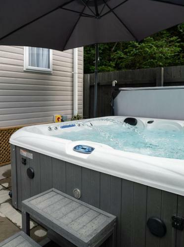 Woodside Hot Tub Retreat