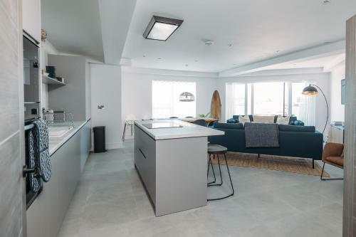 New Luxury Coastal Apartment With Vast Sea Views