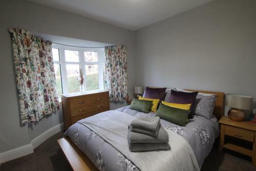 Cheerful 2 Bedroom Bungalow With Parking