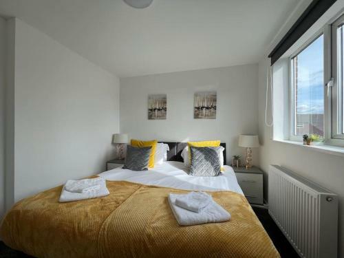Comfortable King Bed - Location - Leisure - Contractors - Parking