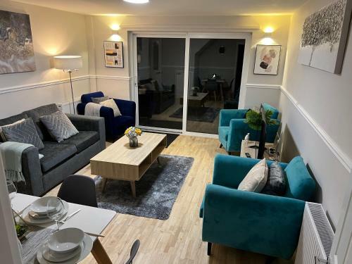 Comfortable King Bed - Location - Leisure - Contractors - Parking