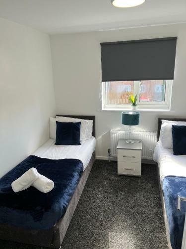 Comfortable King Bed - Location - Leisure - Contractors - Parking