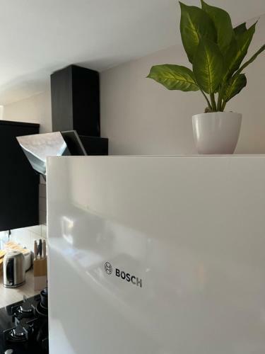 Comfortable King Bed - Location - Leisure - Contractors - Parking