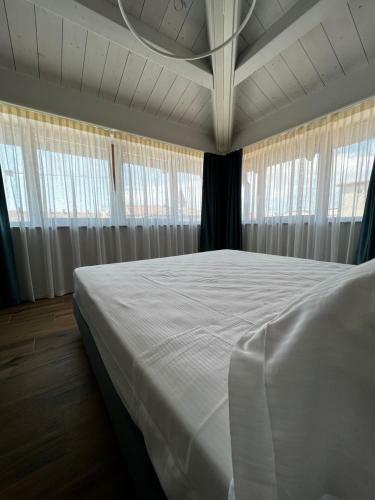 Bed & Breakfast C House Rooms Lake