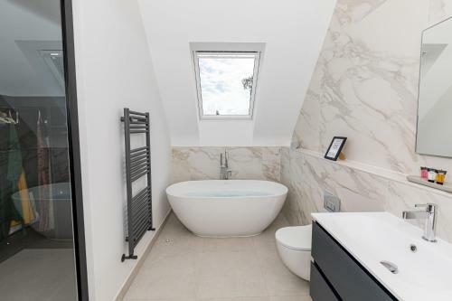 Brand New, Luxury, 4 Bed House, 5 Mins To Beach