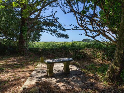 Spacious Family Bungalow - With Private Gardens!