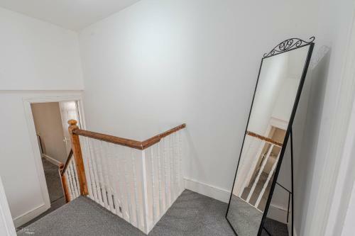 Cheerful 4 Bedrooms Home 8 Mn To Train Station