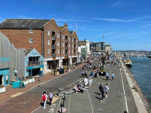 Poole Quay Spacious Family Apartment & Parking