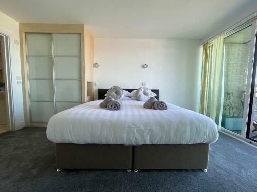Poole Quay Spacious Family Apartment & Parking