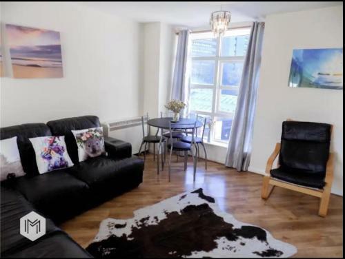 Central 2 Bed Apartment With Parking