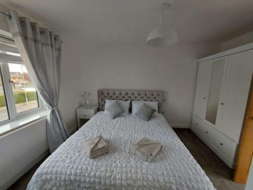 Sunny Modern House In Weymouth With Parking