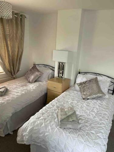 Sunny Modern House In Weymouth With Parking
