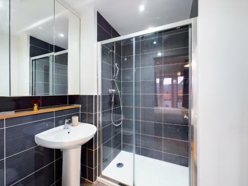 Cheerful 5-bdr/3-bath House W/ Free Parking