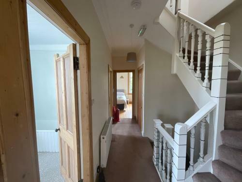 Refurbished 5 Bedroom (8 Beds) House With Drive