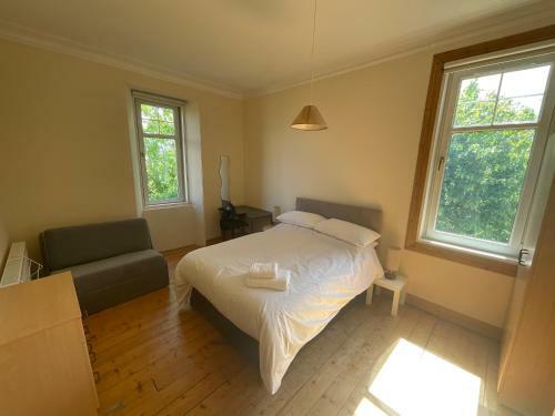 Refurbished 5 Bedroom (8 Beds) House With Drive