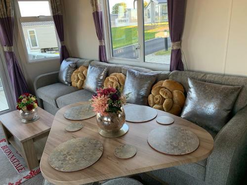 Finch 25 - Meadow Lakes Holiday Park