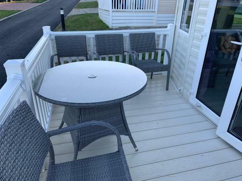 Finch 25 - Meadow Lakes Holiday Park