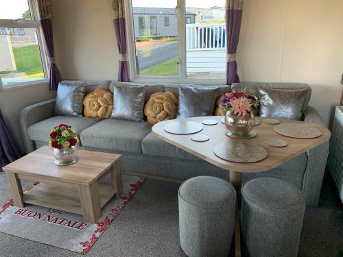 Finch 25 - Meadow Lakes Holiday Park