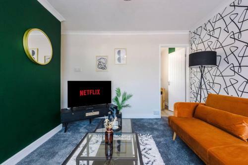Cheerful 3 Bedroom Home With Parking Near Chester