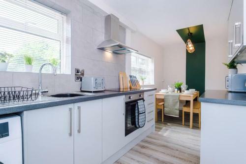Cheerful 3 Bedroom Home With Parking Near Chester