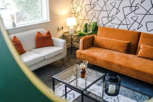 Cheerful 3 Bedroom Home With Parking Near Chester
