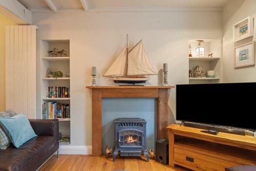 A Stone's Throw - Sea Views, Yards From Beach