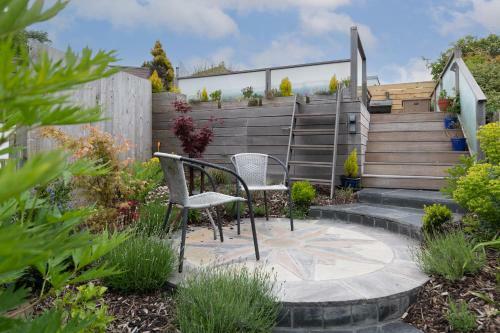 A Stone's Throw - Sea Views, Yards From Beach