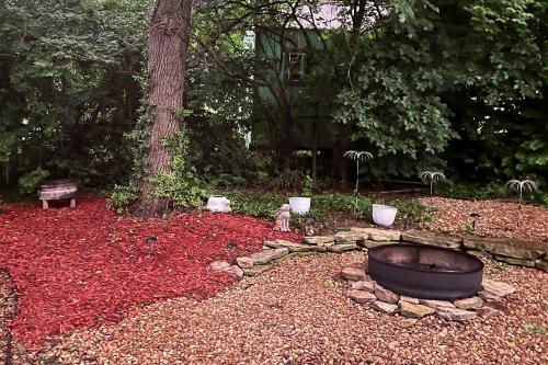 Cabool Retreat - Private Backyard With Hot Tub!