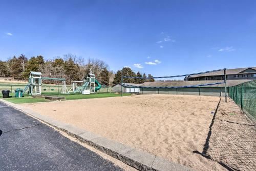 Apartamento Camdenton Condo With Pool Access And Lake Views!