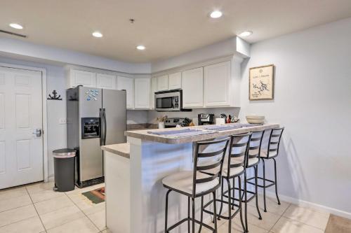 Apartamento Breezy Lakefront Condo With Balcony And Boat Slip