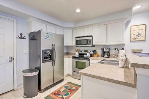 Apartamento Breezy Lakefront Condo With Balcony And Boat Slip