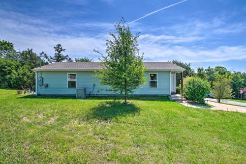 Charming Branson House With Fireplace And Grill!