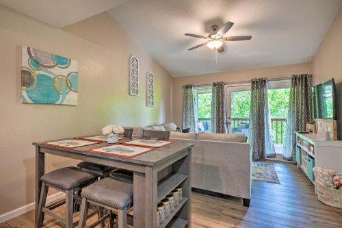 Apartamento Reeds Spring Condo With Balcony And Pool Access!