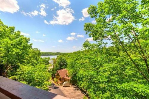 Massive Group Friendly Home With Lake Views