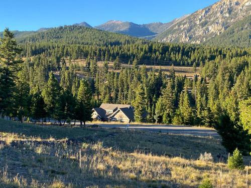 New Listing! Spectacular Big Sky Cabin