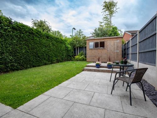 Pass The Keys Cheerful And Modern One Bedroom Home With Parking