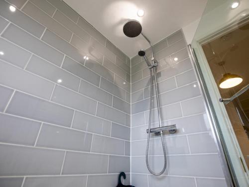 Pass The Keys Cheerful And Modern One Bedroom Home With Parking