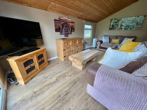 Bumble Bee Cabin