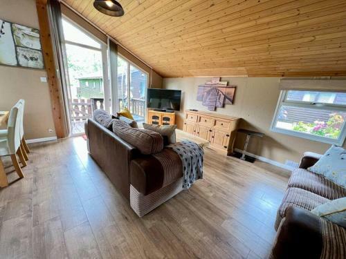 Bumble Bee Cabin