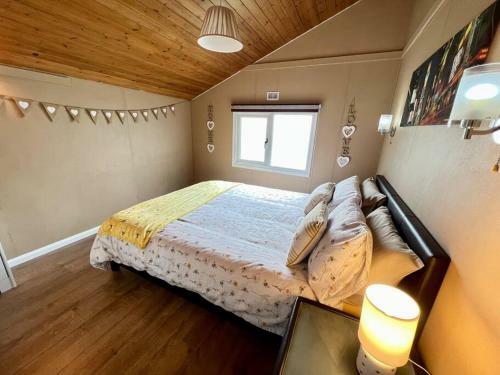 Bumble Bee Cabin