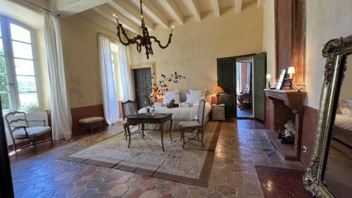 Chateau De Gignac - Monument Historique