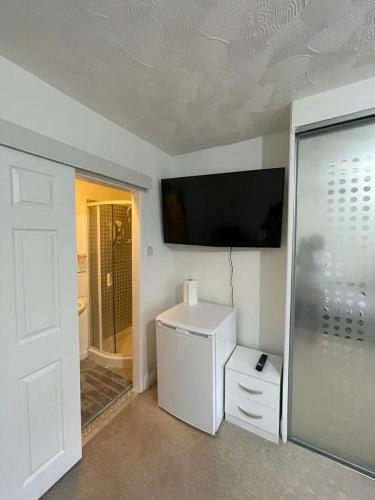 Alder En-suite Self Caring Private Shower 2