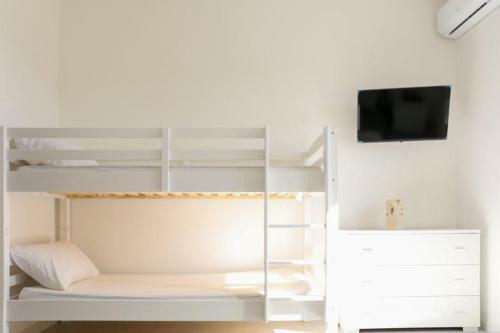 Bed & Breakfast Resort Leonardo - Pool And Restaurant