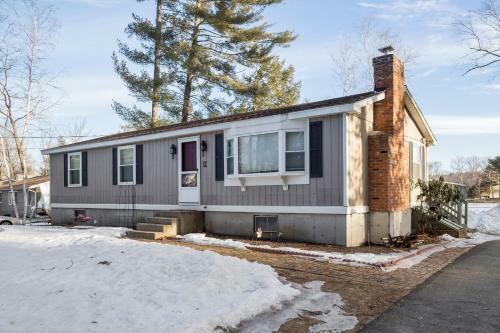 Winnisquam Cove Retreat! - Lakefront Home With Dock