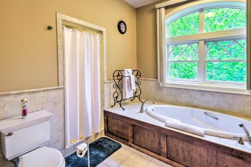 Spacious Bartlett Home With Fireplace And Kitchen